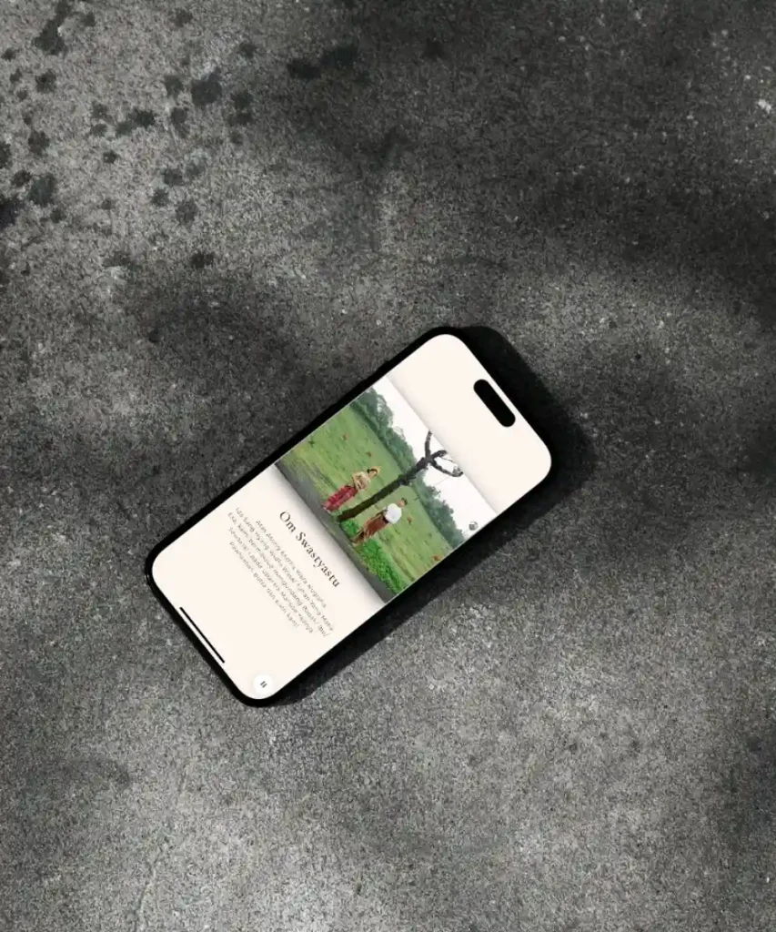 foto handphone dengan gambar contoh undangan digital dengan pakaian adat bali